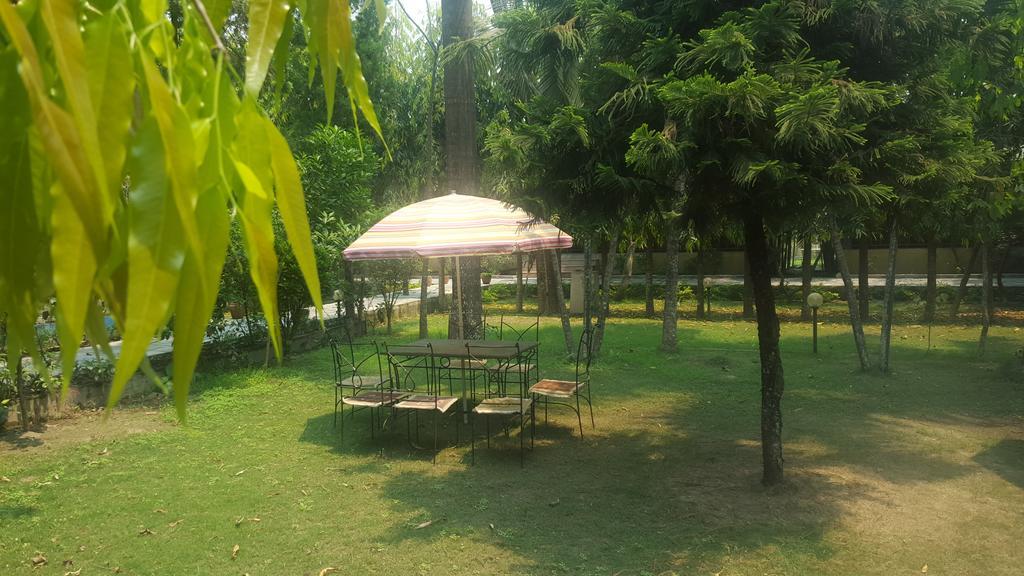 Jungle Safari Resort Sauraha Exterior photo