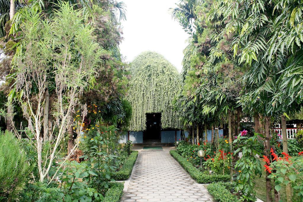 Jungle Safari Resort Sauraha Exterior photo