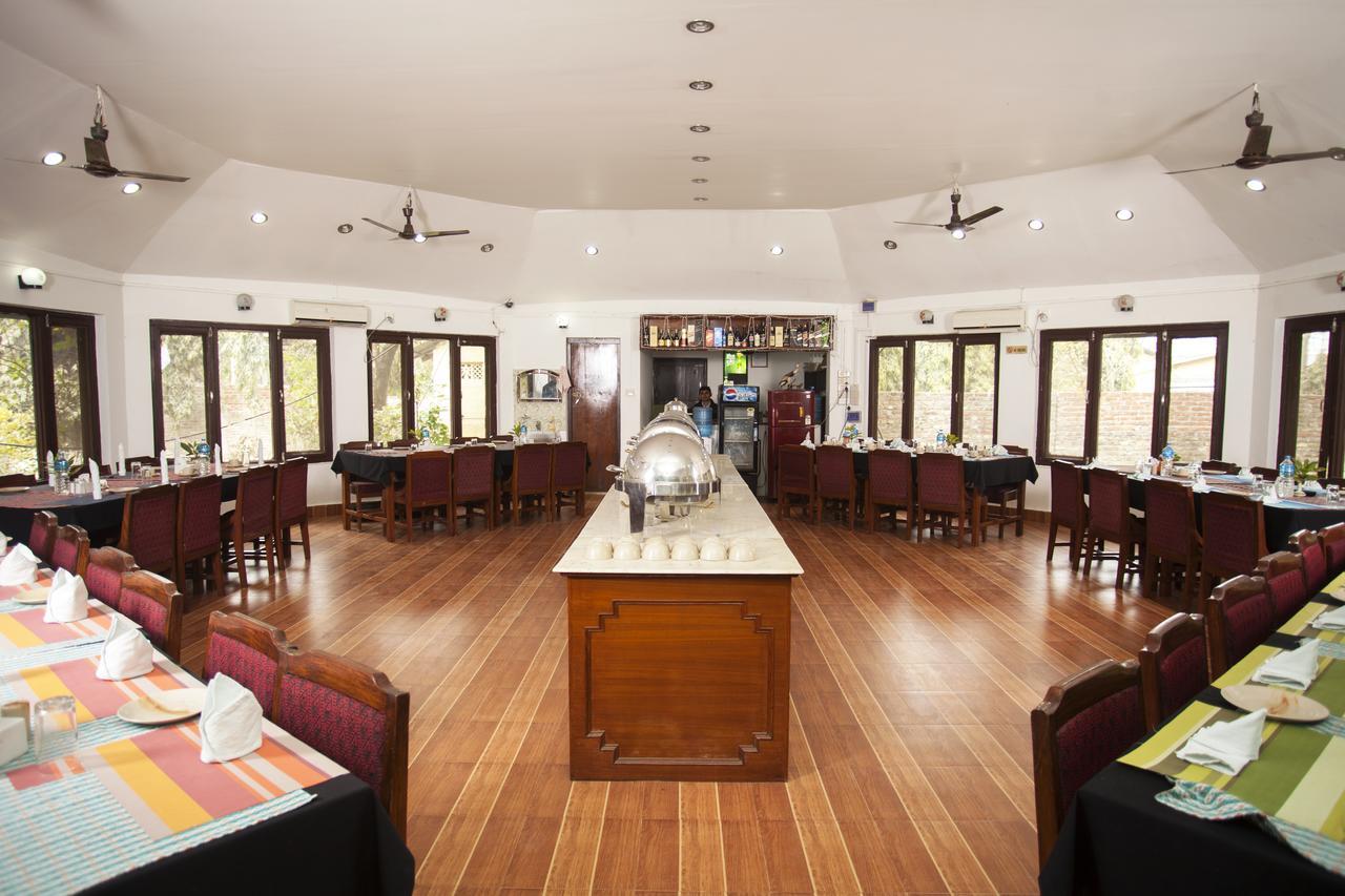 Jungle Safari Resort Sauraha Exterior photo