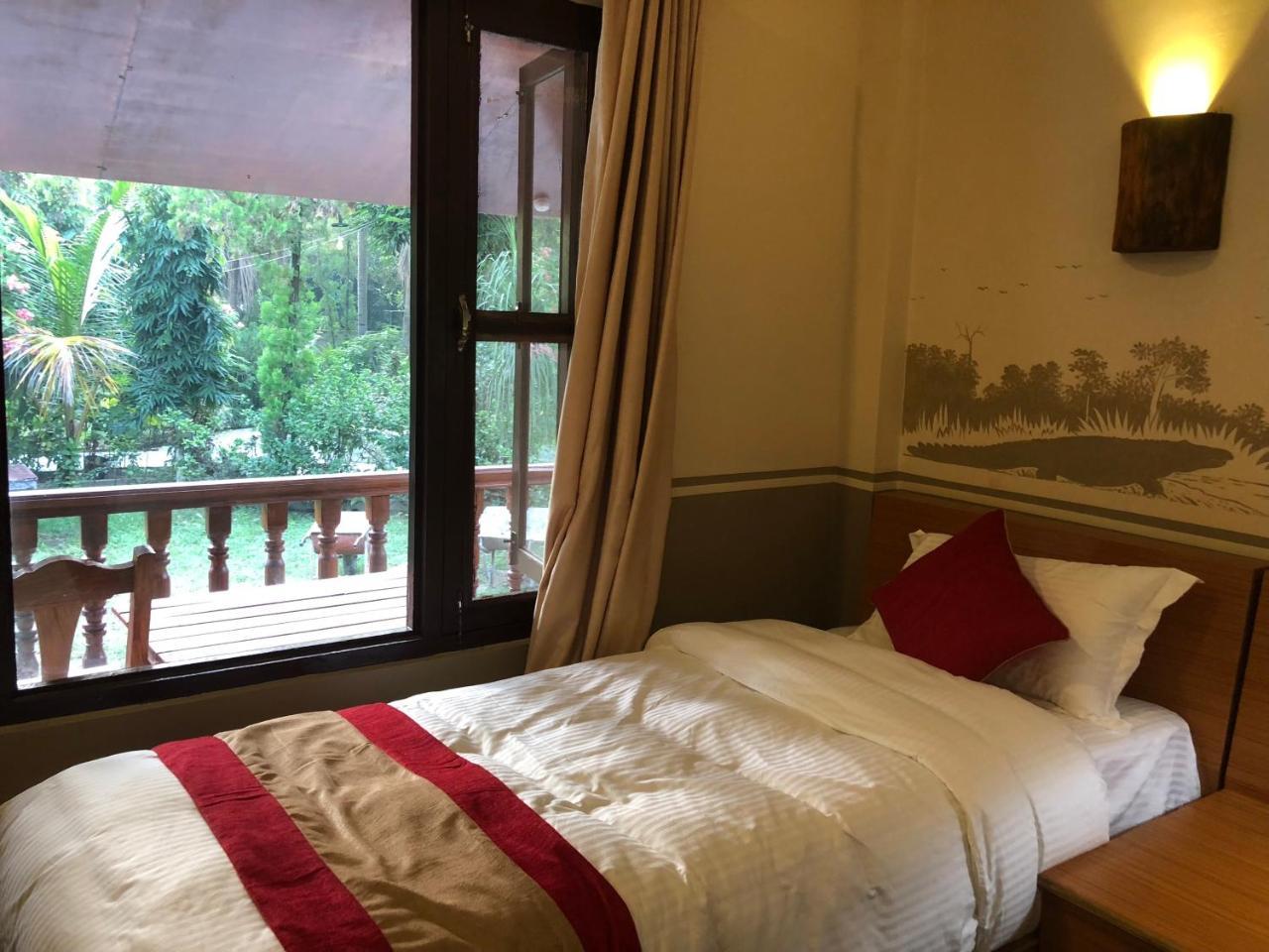 Jungle Safari Resort Sauraha Exterior photo