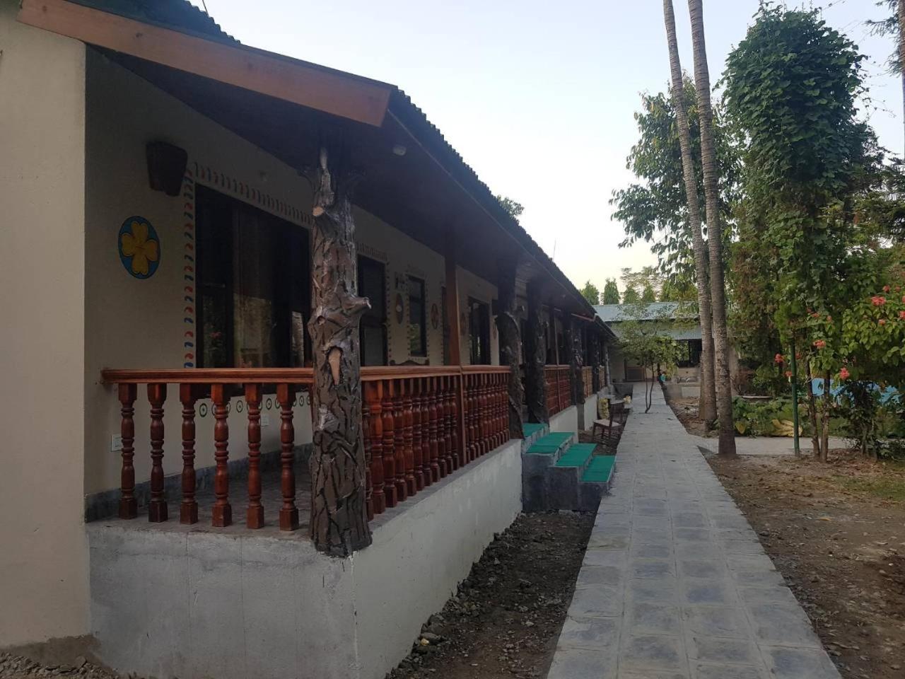 Jungle Safari Resort Sauraha Exterior photo