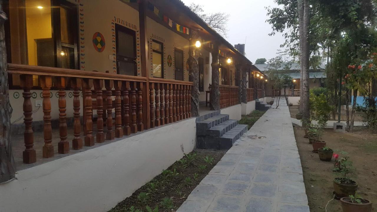 Jungle Safari Resort Sauraha Exterior photo